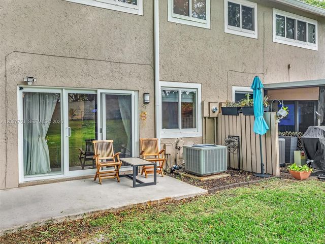 1958 E Discovery Circle E, Deerfield Beach, FL 33442