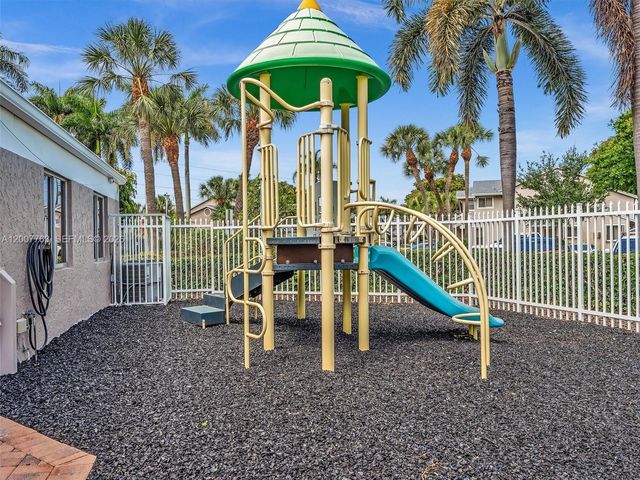 1958 E Discovery Circle E, Deerfield Beach, FL 33442
