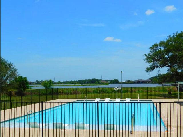 236 Middle Bayou Trail, Angleton, TX 77515