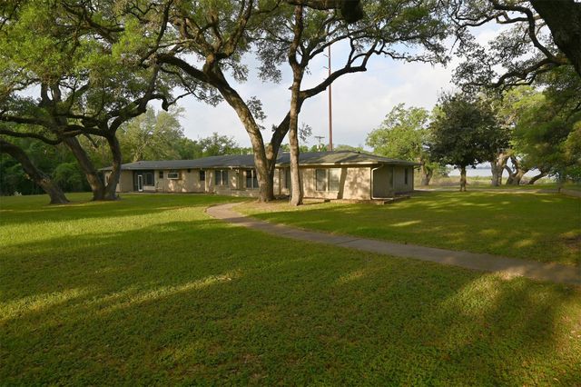 1013 Quail Lane, Eagle Lake, TX 77434