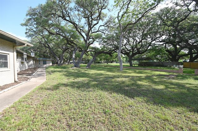 1013 Quail Lane, Eagle Lake, TX 77434