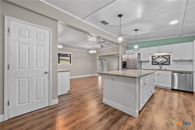 102 Rivercrest Street, Luling, TX 78648