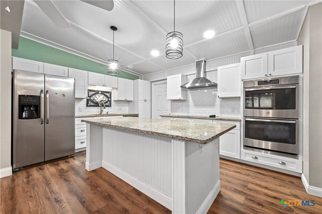 102 Rivercrest Street, Luling, TX 78648