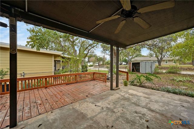 102 Rivercrest Street, Luling, TX 78648
