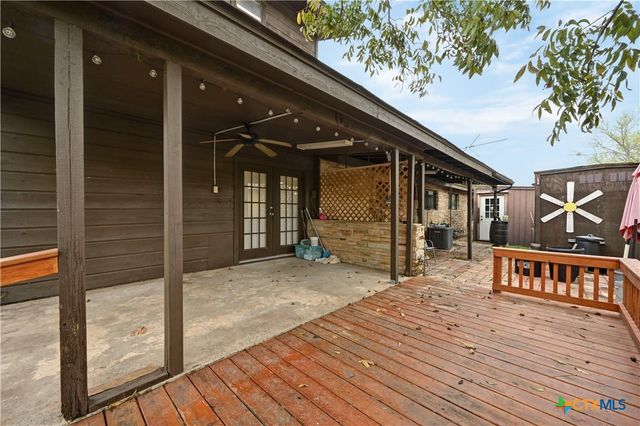 102 Rivercrest Street, Luling, TX 78648