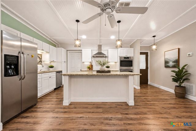 102 Rivercrest Street, Luling, TX 78648
