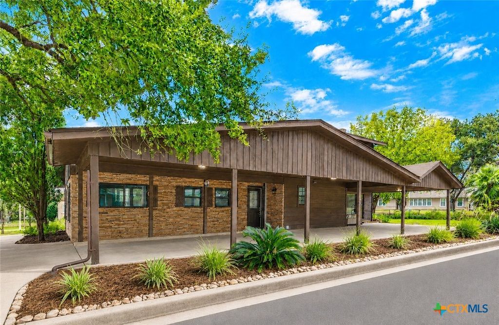 102 Rivercrest Street, Luling, TX 78648