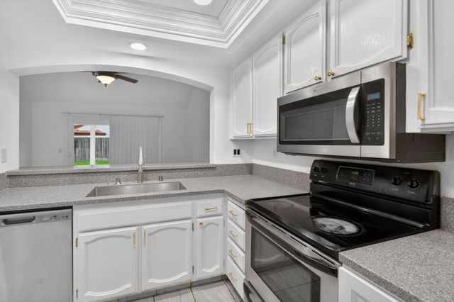 8825 Lemas Rd, Sacramento, CA 95828