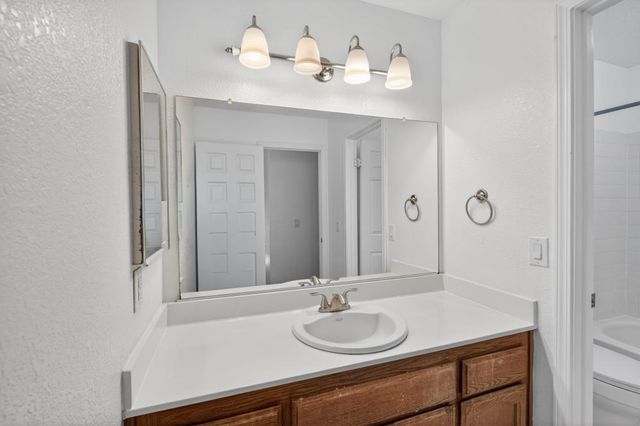 8825 Lemas Rd, Sacramento, CA 95828