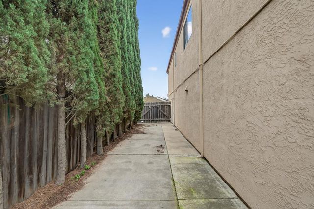 8825 Lemas Rd, Sacramento, CA 95828