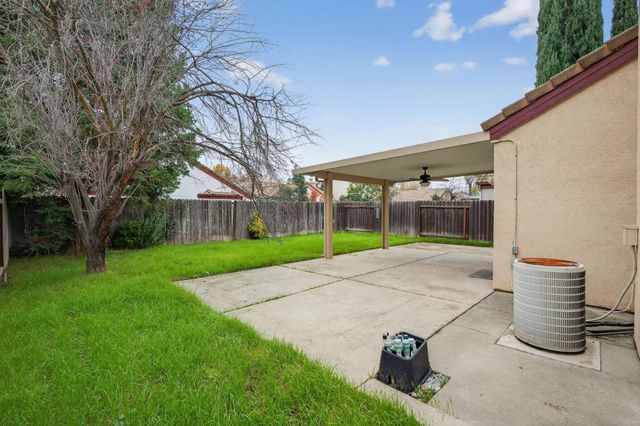 8825 Lemas Rd, Sacramento, CA 95828