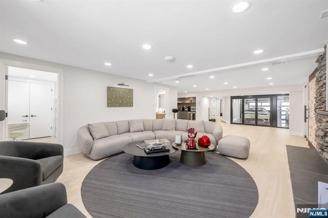 22 Berkshire Place, Englewood Cliffs, NJ 07632