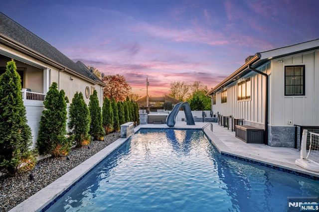 22 Berkshire Place, Englewood Cliffs, NJ 07632