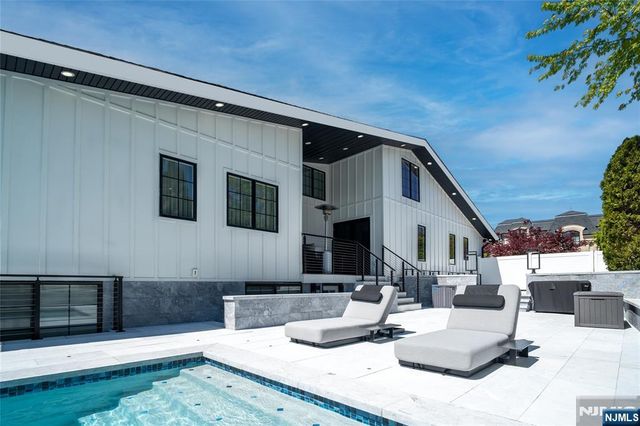 22 Berkshire Place, Englewood Cliffs, NJ 07632