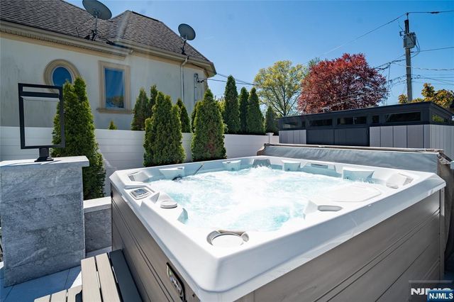 22 Berkshire Place, Englewood Cliffs, NJ 07632
