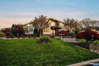 22 Berkshire Place, Englewood Cliffs, NJ 07632