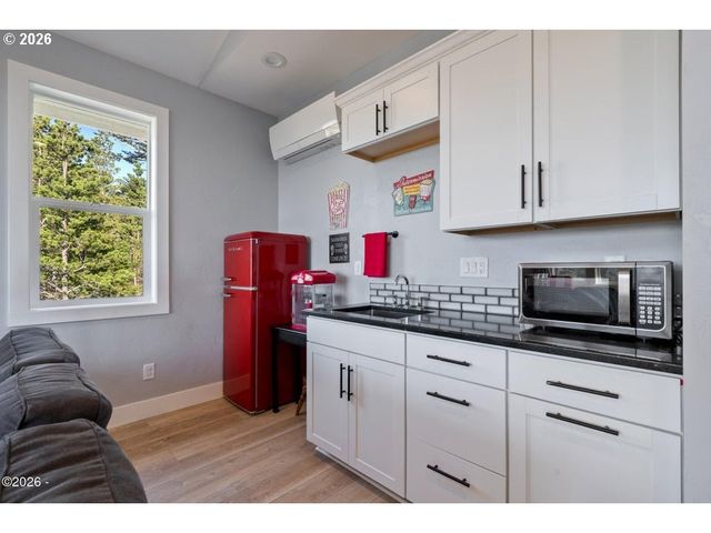 415 FALL CREEK Dr, Oceanside, OR 97134
