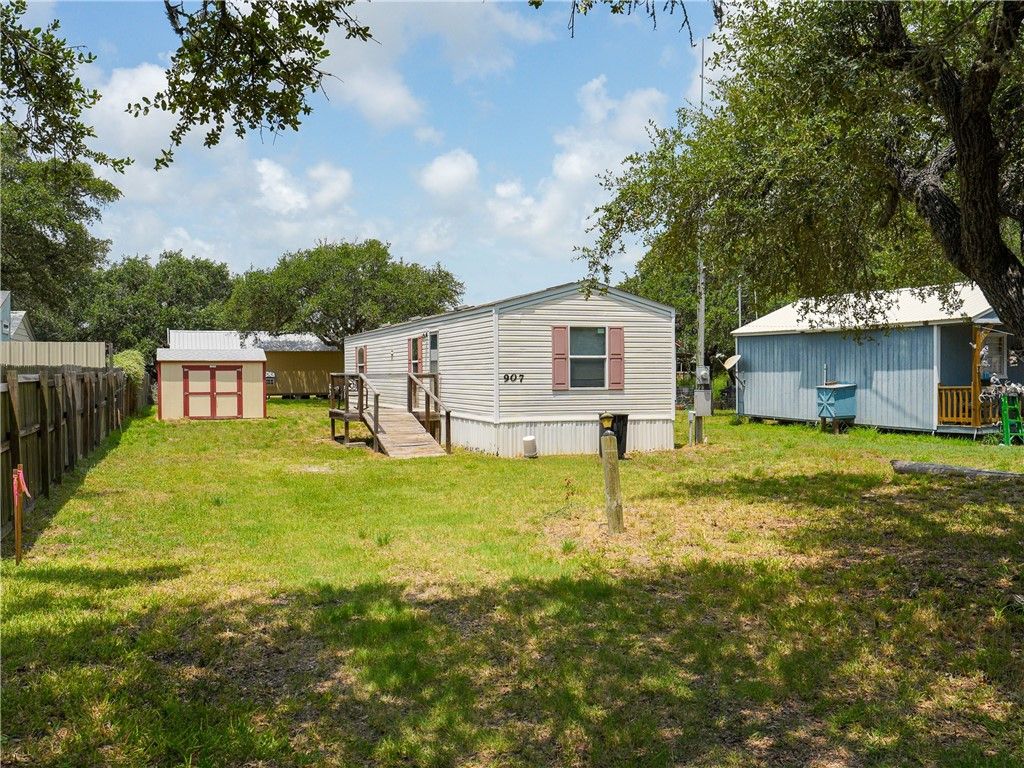 907 N 10th St, Fulton, TX 78358 — exterior