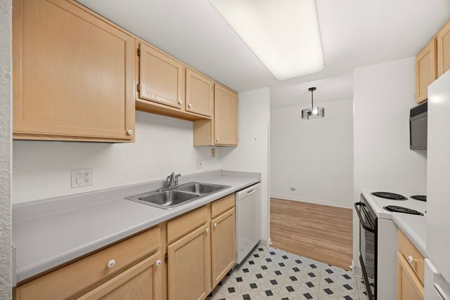 1 Renaissance Place 302, Palatine, IL 60067
