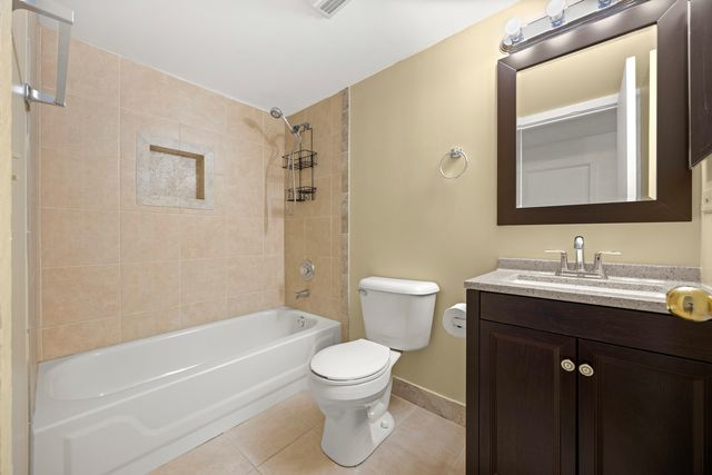 1 Renaissance Place 302, Palatine, IL 60067