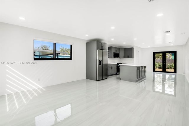 528 NW 3rd Ct, Hallandale Beach, FL 33009