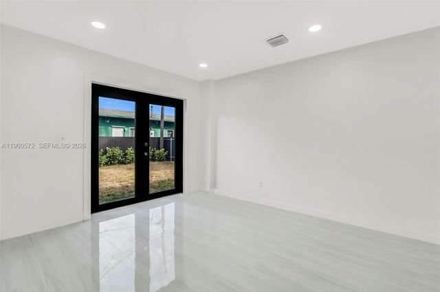 528 NW 3rd Ct, Hallandale Beach, FL 33009