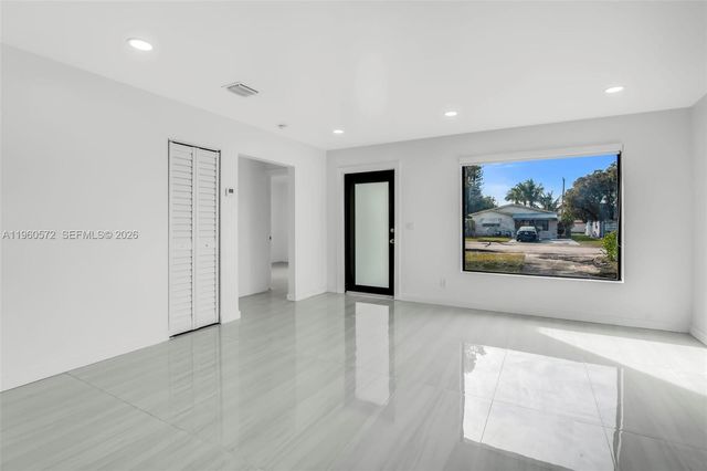 528 NW 3rd Ct, Hallandale Beach, FL 33009