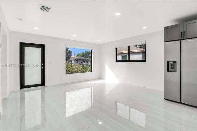 528 NW 3rd Ct, Hallandale Beach, FL 33009