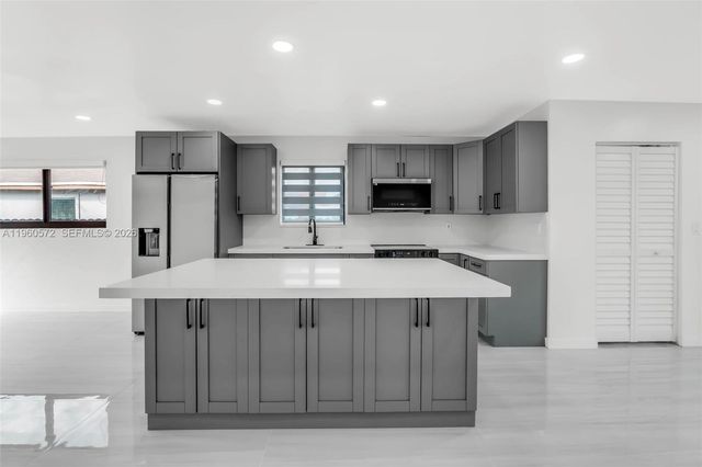 528 NW 3rd Ct, Hallandale Beach, FL 33009