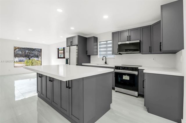 528 NW 3rd Ct, Hallandale Beach, FL 33009