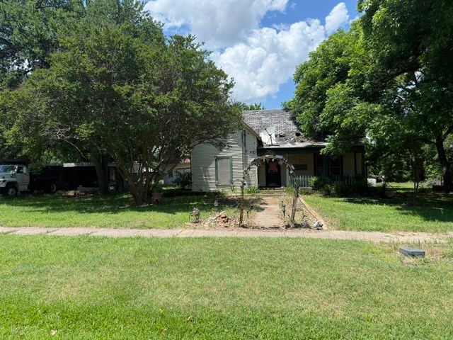 401 Paris Street, Pecan Gap, TX 75469