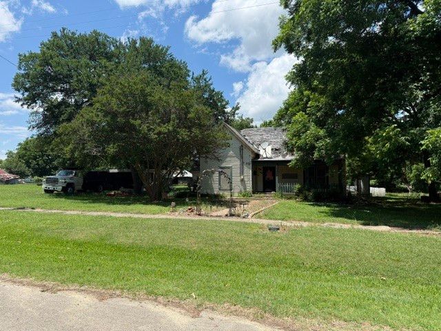 401 Paris Street, Pecan Gap, TX 75469
