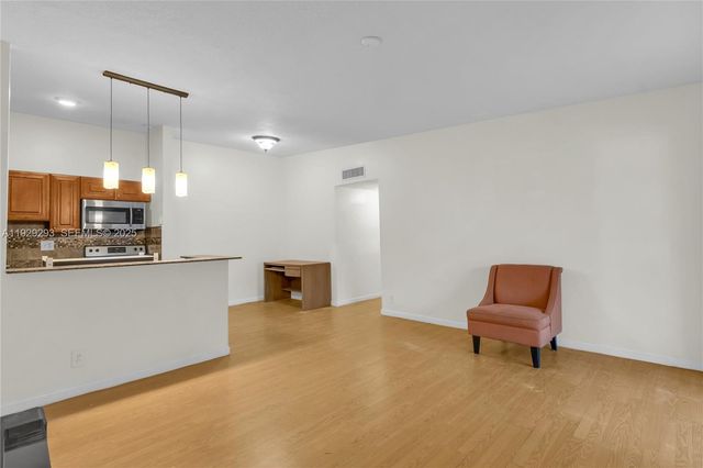 9415 W McNab Rd 204, Tamarac, FL 33321