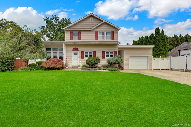 121 Wright Avenue, Deer Park, NY 11729