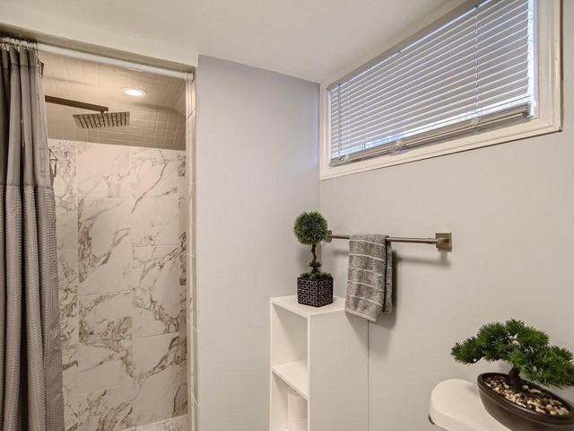 480 Roselawn Avenue E, Maplewood, MN 55117