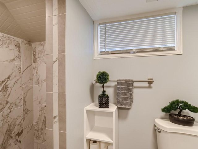 480 Roselawn Avenue E, Maplewood, MN 55117