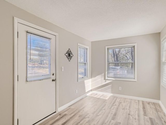 480 Roselawn Avenue E, Maplewood, MN 55117