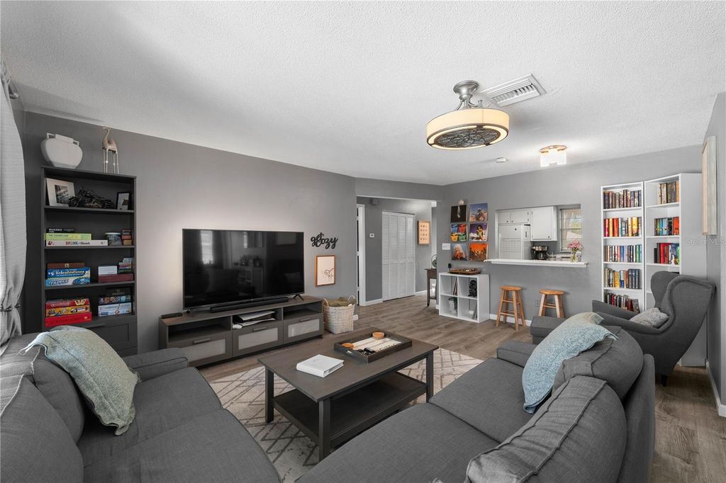 Image 2 of property listing at 1960 UNION STREET 28, Clearwater, FL 33763