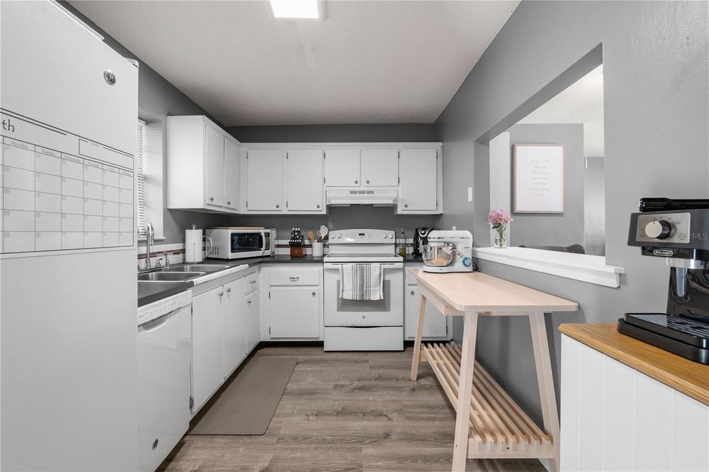 Image 6 of property listing at 1960 UNION STREET 28, Clearwater, FL 33763