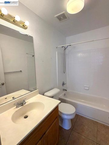 13900 Pinecrest St, Lathrop, CA 95330