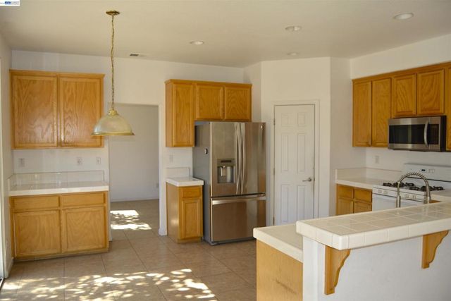 13900 Pinecrest St, Lathrop, CA 95330