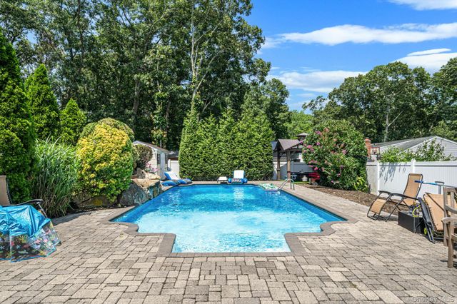 37 Champlin Street, Ronkonkoma, NY 11779