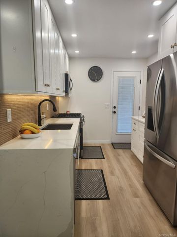 46 W Clearwater Road, Lindenhurst, NY 11757