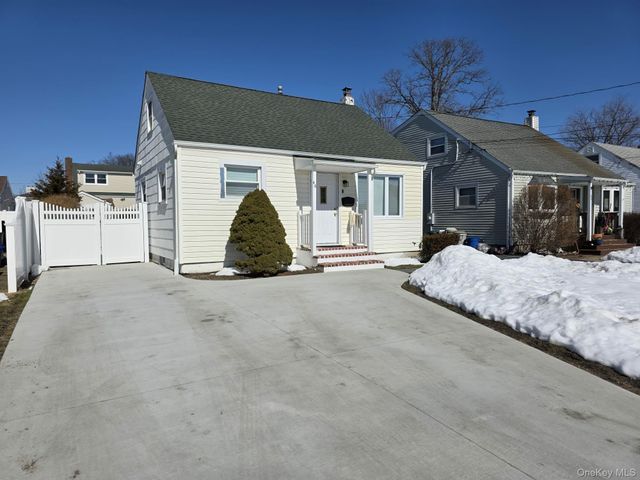 46 W Clearwater Road, Lindenhurst, NY 11757