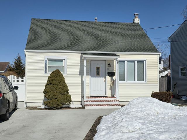 46 W Clearwater Road, Lindenhurst, NY 11757