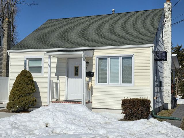 46 W Clearwater Road, Lindenhurst, NY 11757