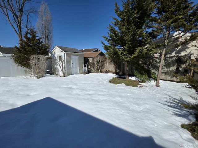 46 W Clearwater Road, Lindenhurst, NY 11757