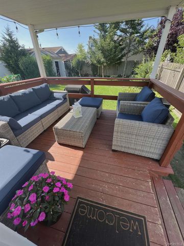 46 W Clearwater Road, Lindenhurst, NY 11757