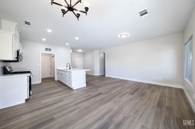 8326 Tucana Avenue, Bakersfield, CA 93306