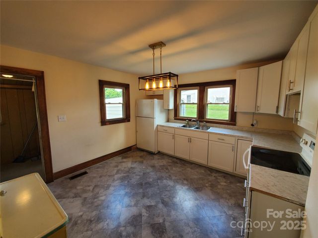 3558 Sunset Grill Street, Connelly Springs, NC 28612